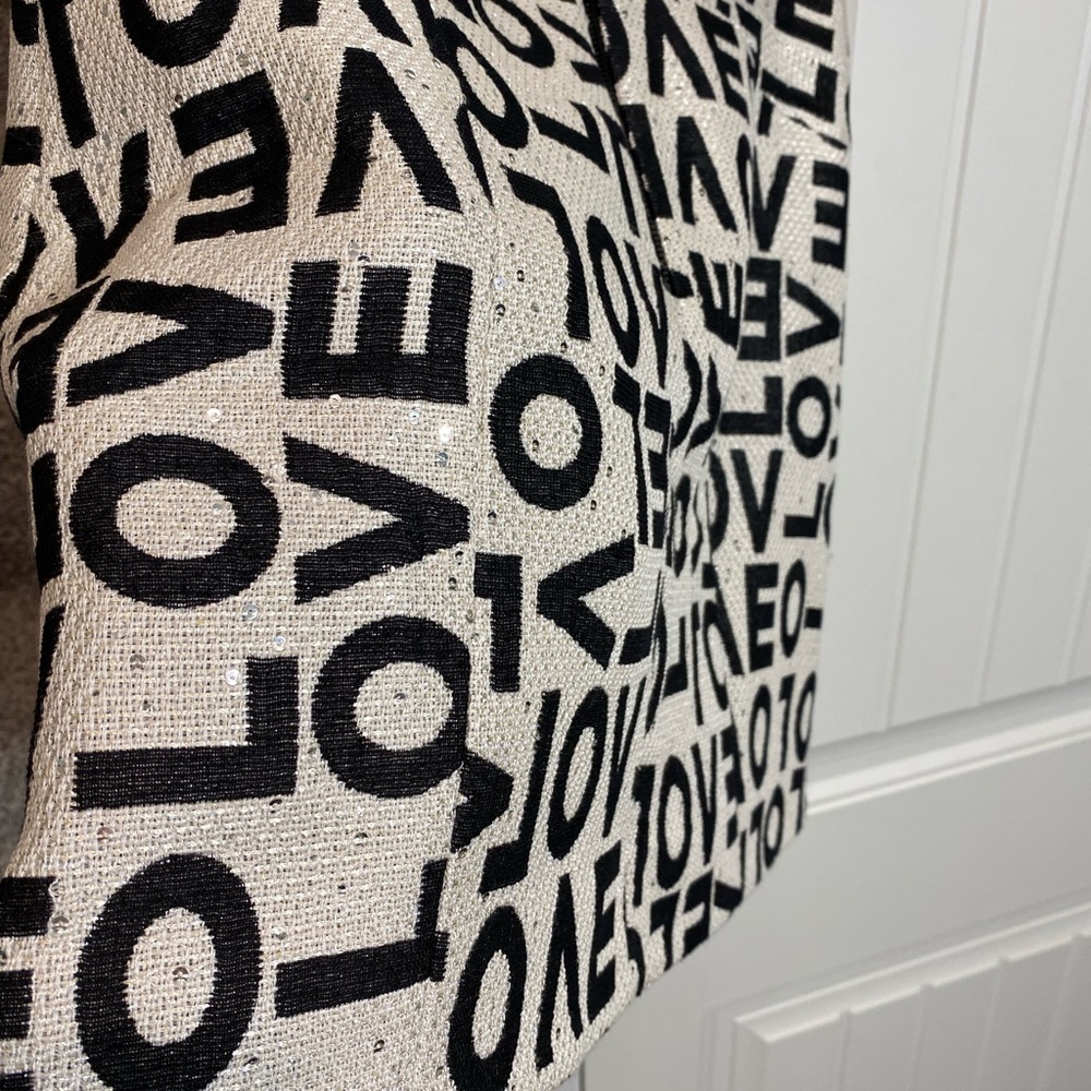 Alice + Olivia Black and Ivory White LOVE Logo-Print Mini Skirt - Picture 12 of 14